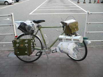 荷物を積載した自転車